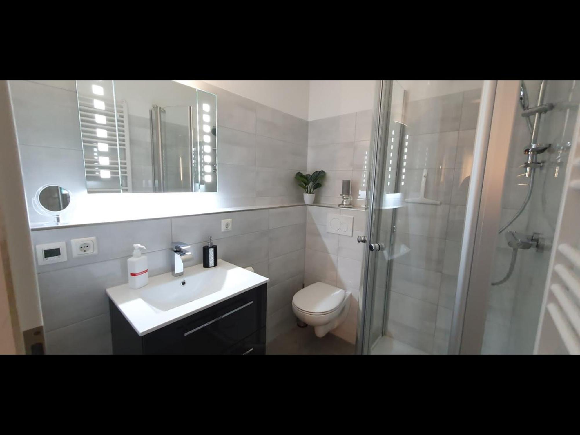 Neu! Panoramablick Pool Und Sauna Apartment